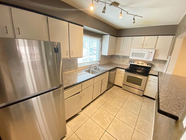 Foto del edificio - 584 Orange Dr