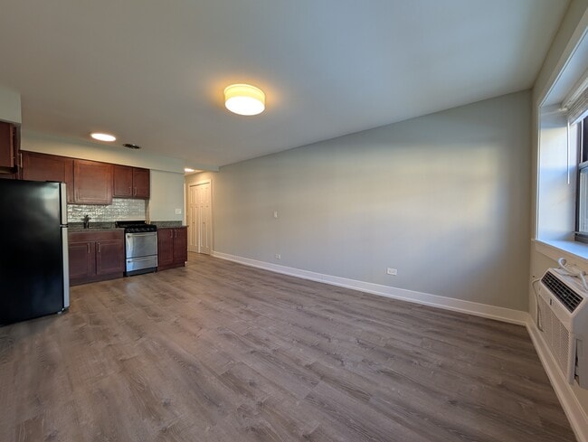 Building Photo - 456 W Barry Ave
