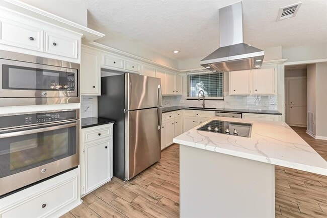 Building Photo - 630 S Rivershire Dr