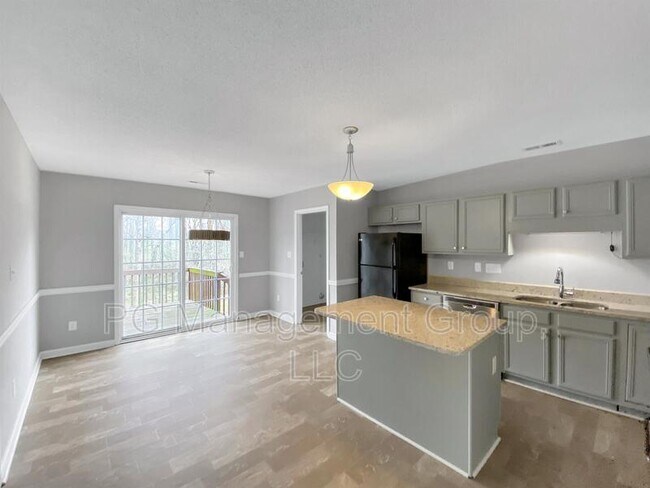 Building Photo - 3040 Dairy Farm Dr