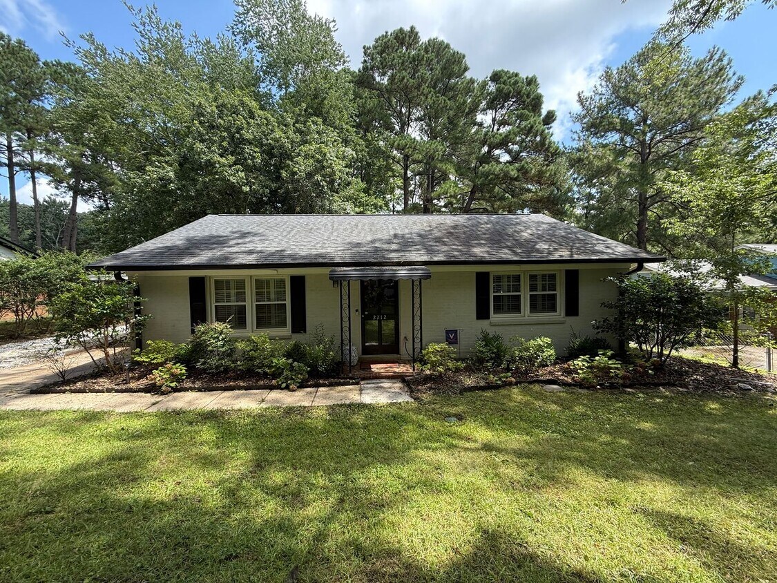 Foto principal - Stunning 3BD, 2BA Raleigh Home with a Fenc...