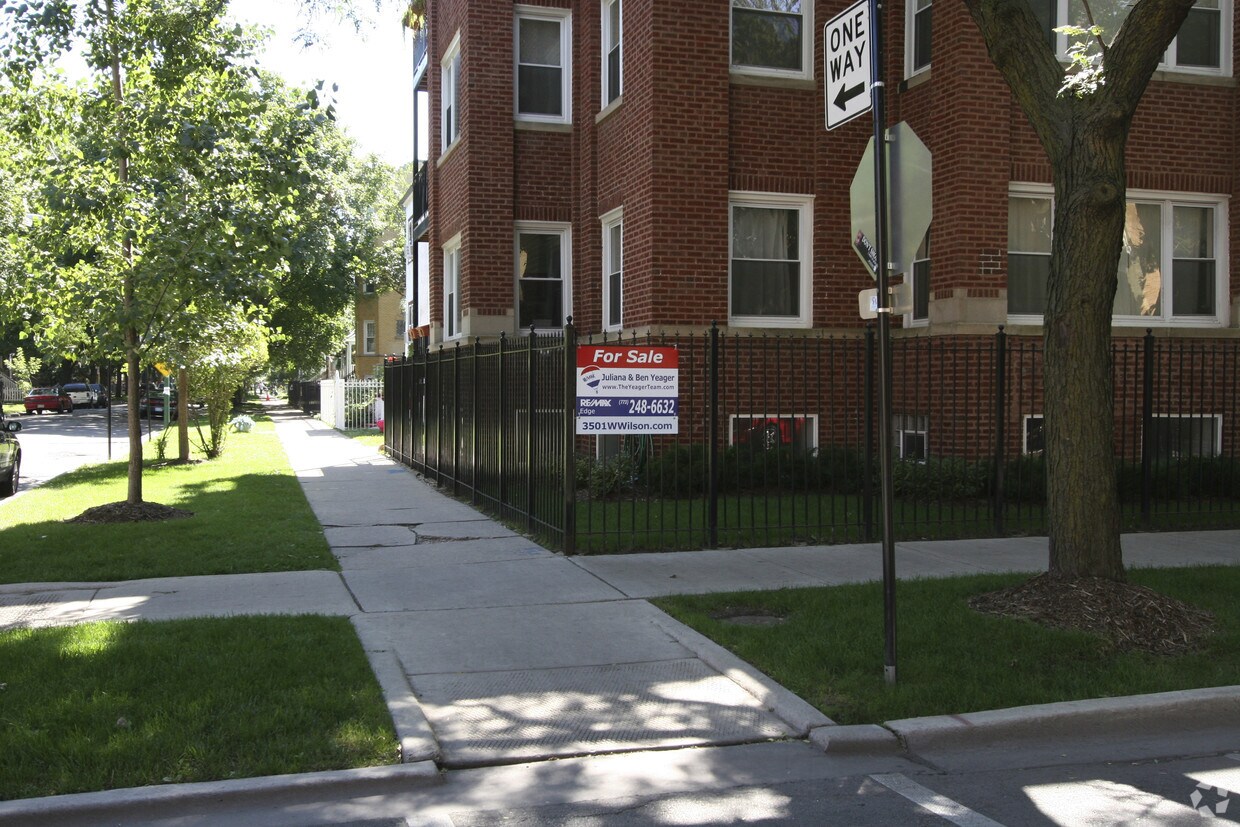 Building Photo - 3501 W Wilson Ave