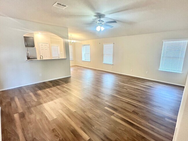 Foto del edificio - AVAILABLE NOW ! 1 WEEK FREE MOVE IN SPECIAL