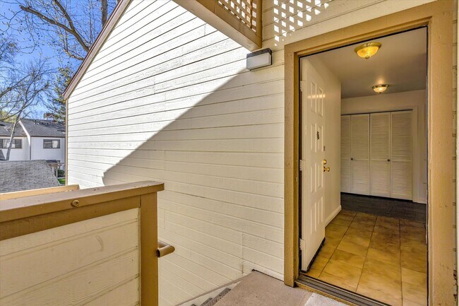 Foto del edificio - Upstairs Condo with Garage
