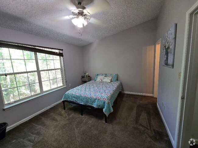 Building Photo - 2325 Parrot Ln