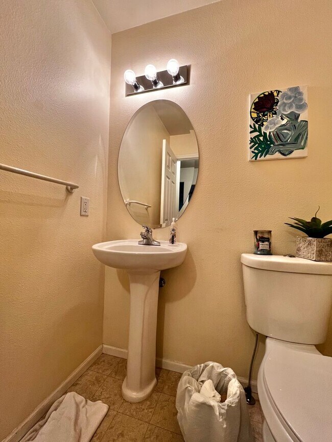 Foto del edificio - Great 2-Bed, 2.5-Bath Townhome in Prime Fo...