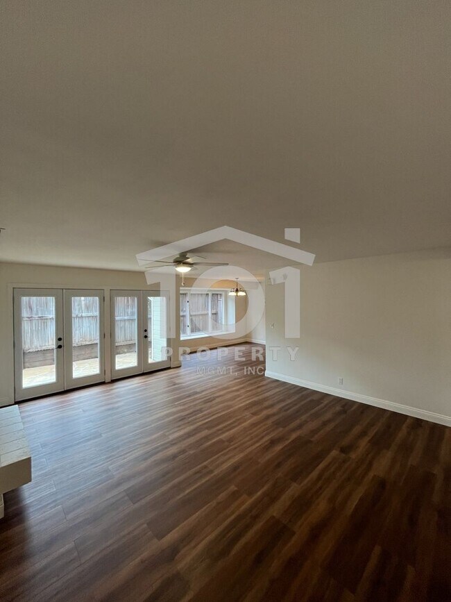 Foto del edificio - Beautifully renovated two-story home tucked in a quiet, tree-lined setting just off Mission and B...