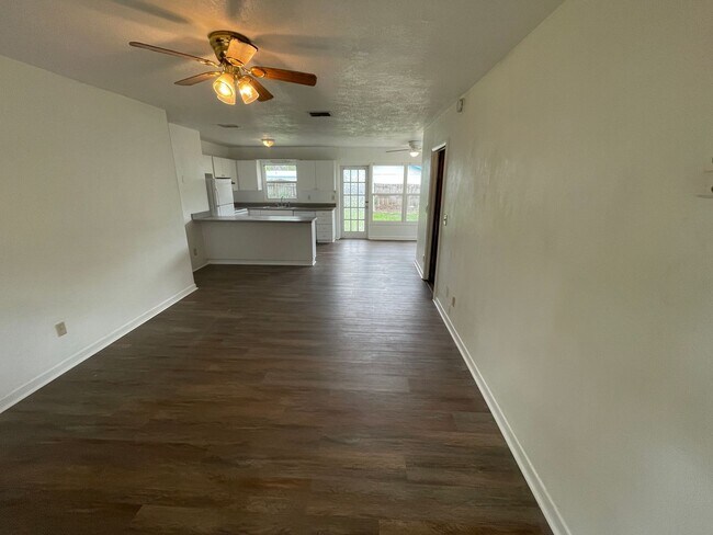 Foto del edificio - Charming 3-Bedroom Home with 1 Bath and 1-...