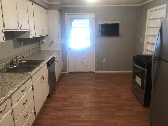 Building Photo - Charming 3 Bedroom, 1.5 Bathroom Residence...