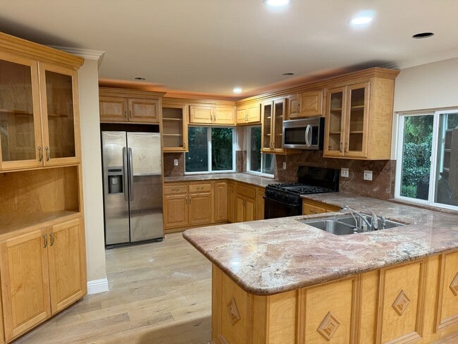 Building Photo - Large pool home with lots of space and gue...