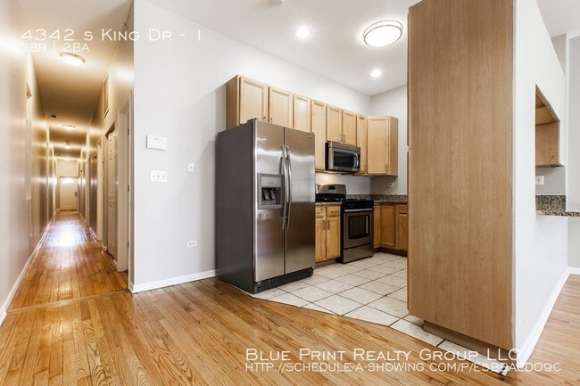 Foto del edificio - 3 bedroom 2 bath condo on Historic King Drive