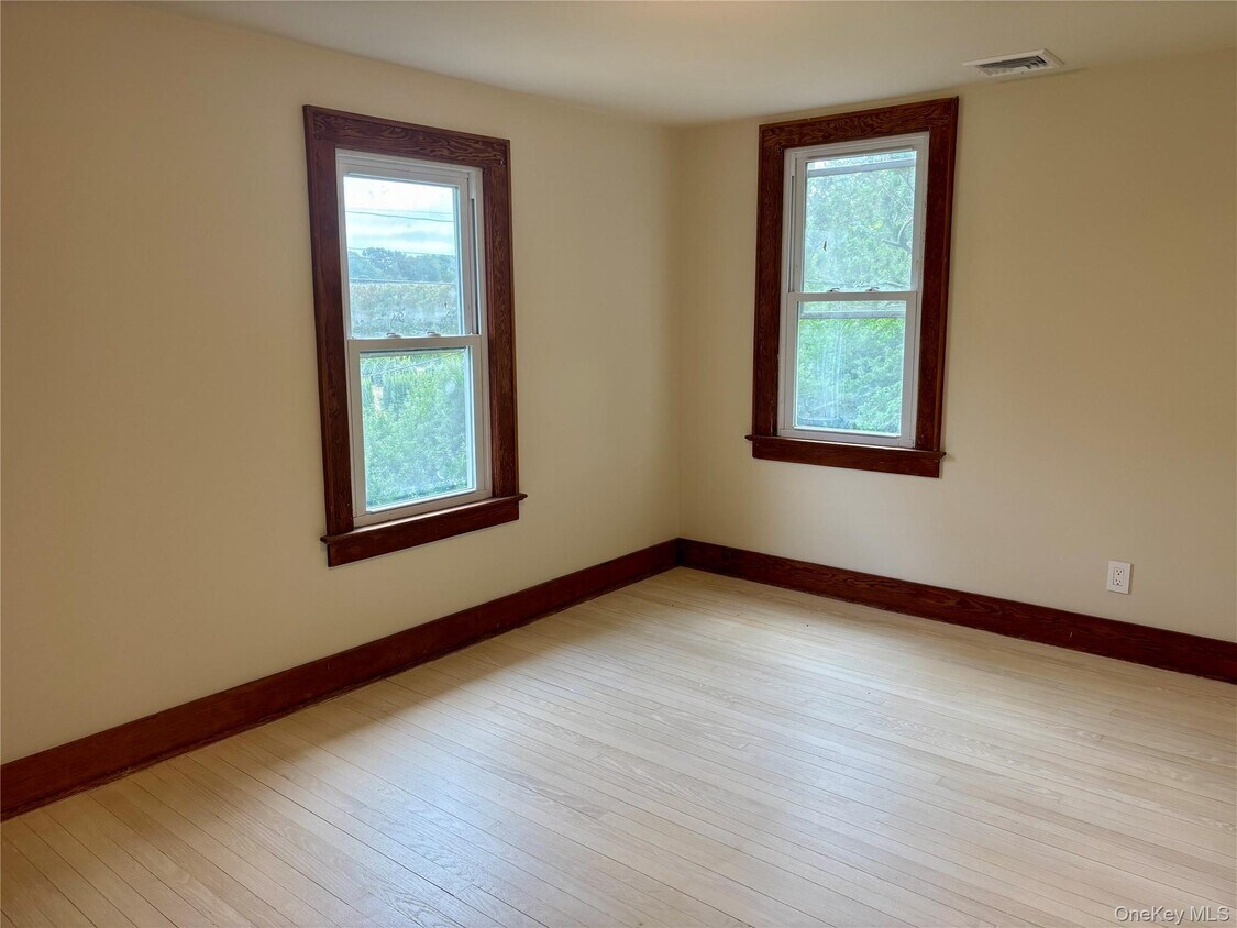 Foto del edificio - 335 Herricks Ln