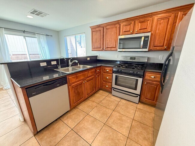 Foto del edificio - Charming 3/BD 2.5/ BA Home in Centennial with Spacious Backyard