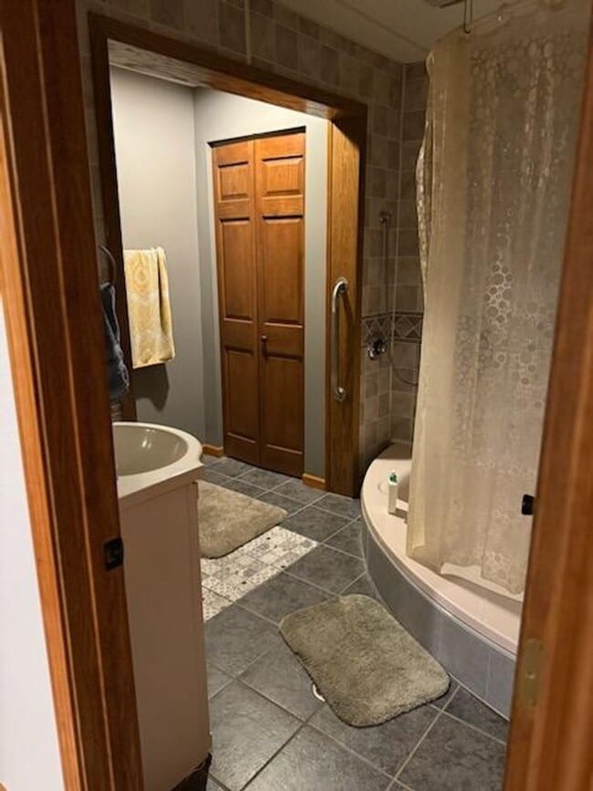 Building Photo - $2400 - 5 Bedroom, 2 Bath Home - Great Downtown Location and Views!!