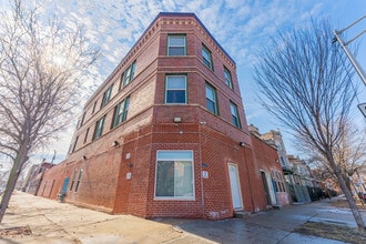 Building Photo - 3301 W Evergreen Ave