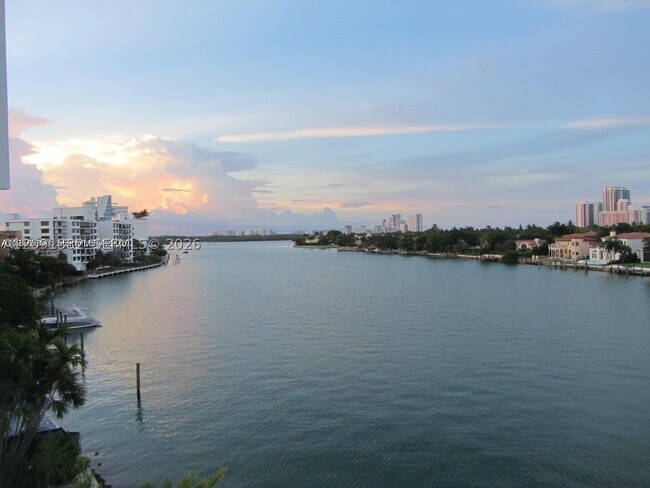 Foto del edificio - 9821 E Bay Harbor Dr