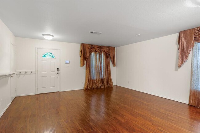 Foto del edificio - 300 Emerald Fields Ln