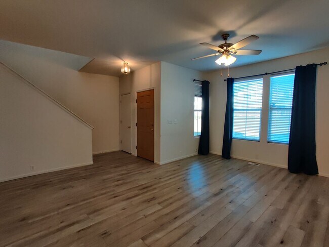 Building Photo - Townhome in Neighborhood Close to Dublin a...