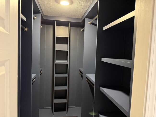Building Photo - Royale Apartments