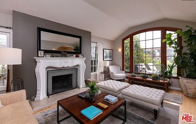 living with view out deck - 2472 Hollyridge Dr