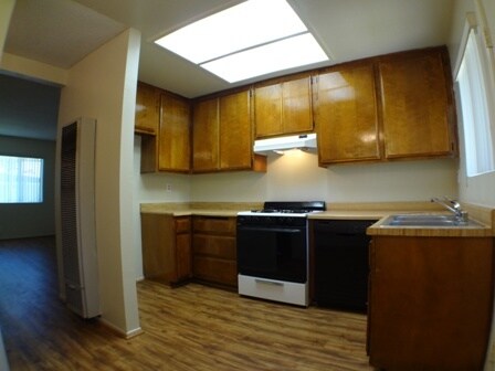 Building Photo - 511 1/2 Bayport St