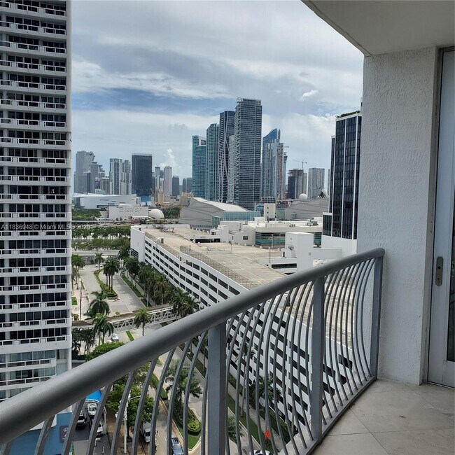 Building Photo - 1750 N Bayshore Dr