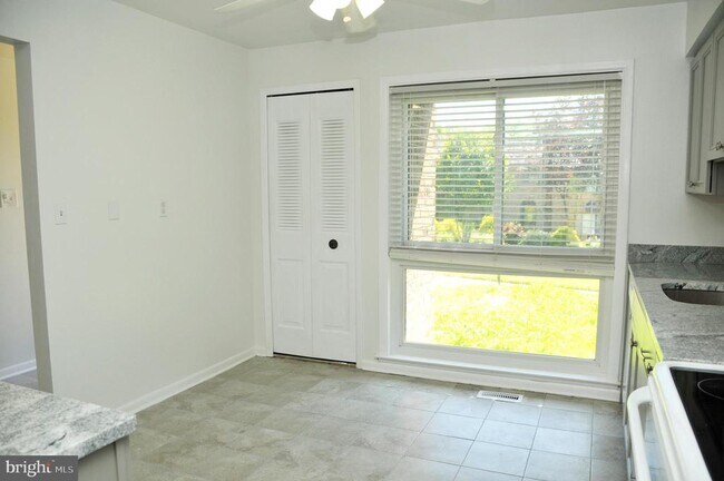 Foto del edificio - 5350 Eliots Oak Rd