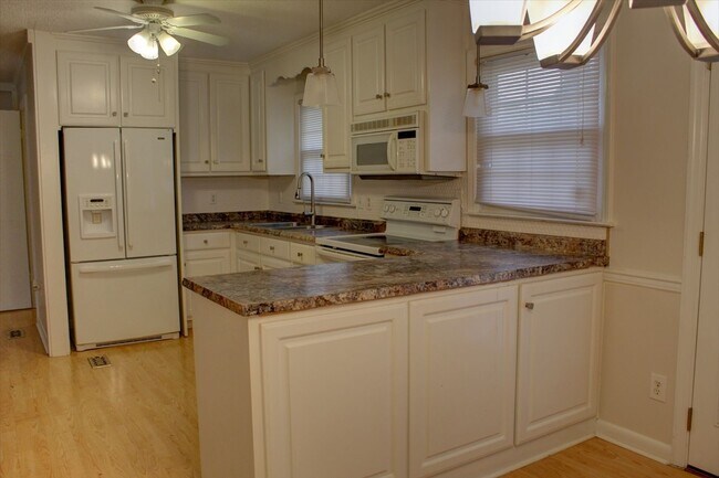 Foto del edificio - Well maintained ranch home available June ...