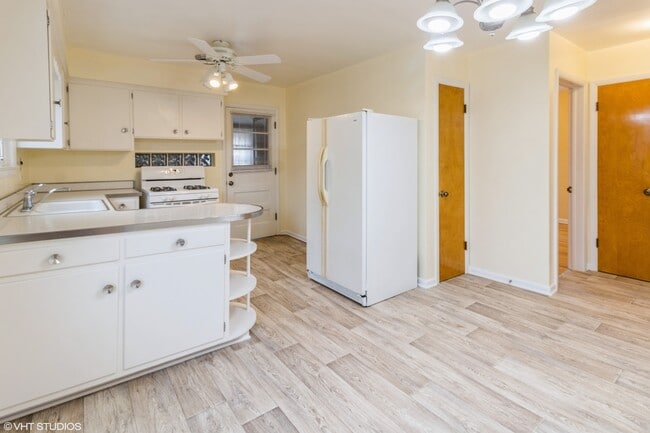 Building Photo - 8104 N Oriole Ave