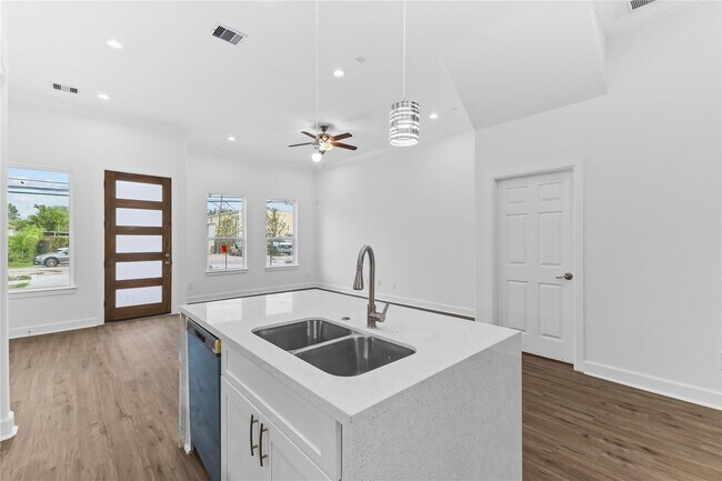 Building Photo - 7805 Farnsworth St