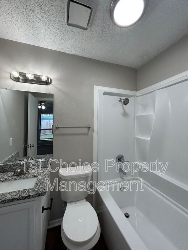 Foto del edificio - 6320 Holiday Ln