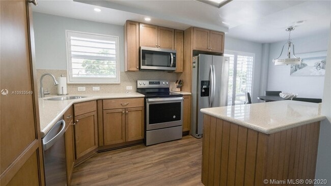Building Photo - 2611 N Riverside Dr