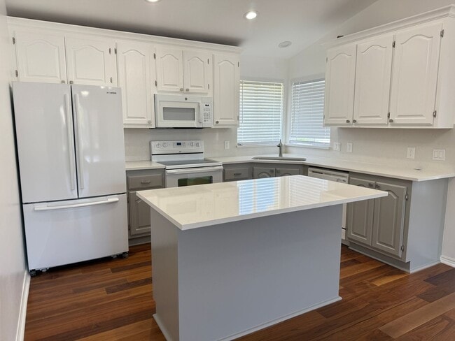 Building Photo - Beautiful 5 bedroom home!