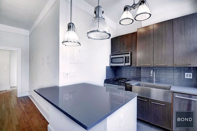 Building Photo - 300 Bleecker St