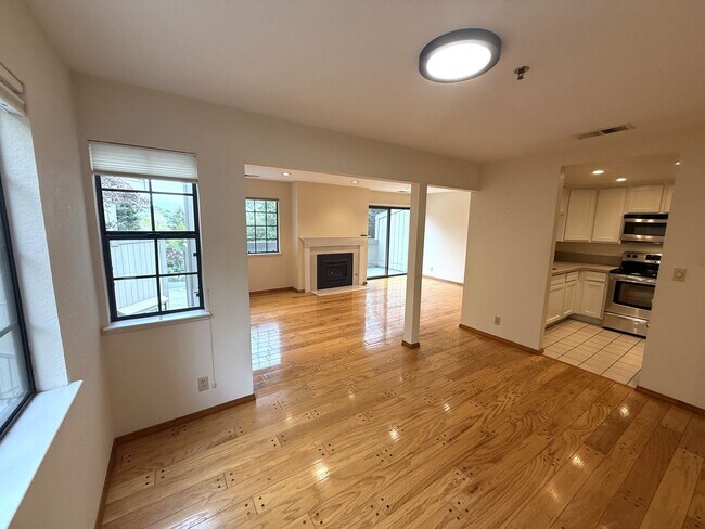 Foto del edificio - LARGE TWO BEDROOM TWO AND HALF BATH, QUAIL...