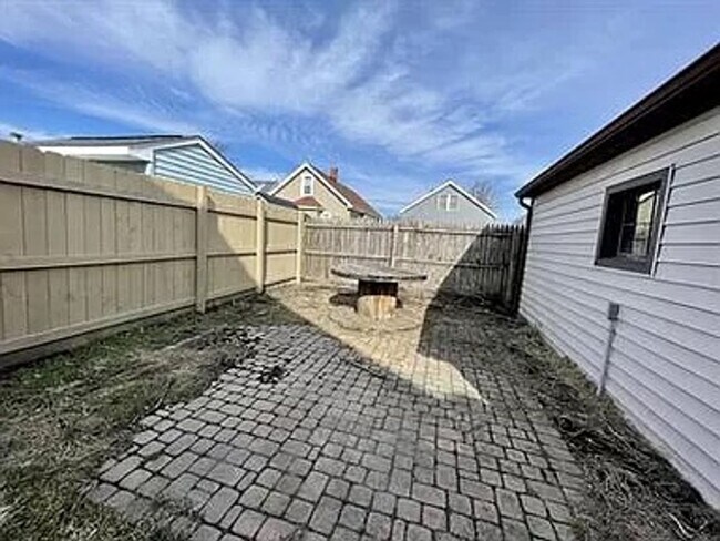 Building Photo - 30 Cushing Place