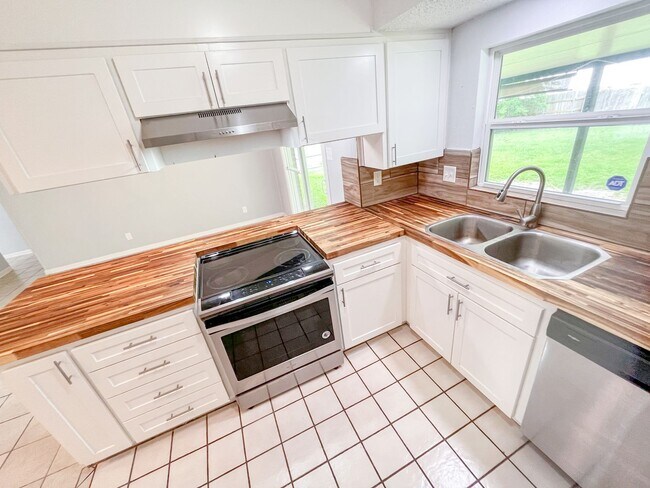 Building Photo - Available NOW This charming 1 story, 3 bed...