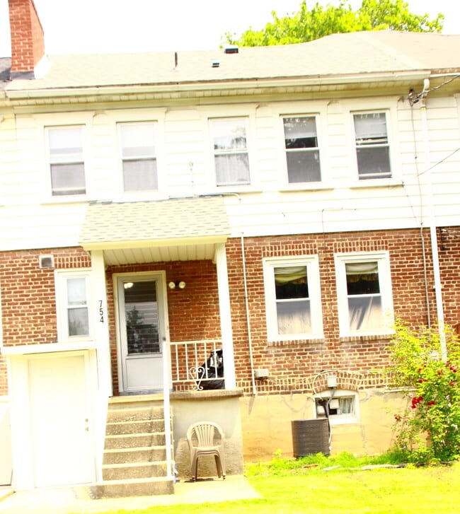 Patio interior - 754 E Washington Ave