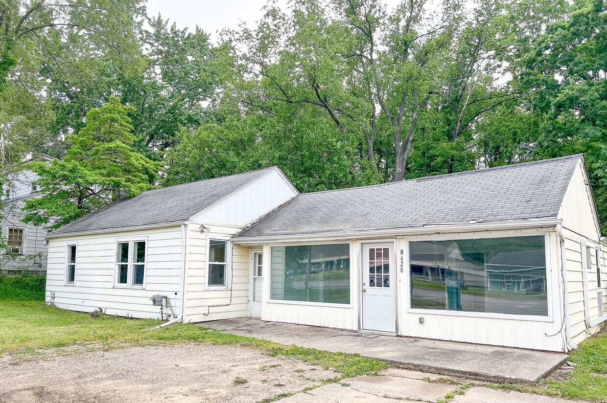 Foto principal - COMING SOON!! 3 Bedroom Home with Huge Yar...