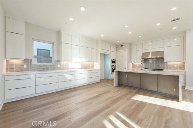 Building Photo - 209 Mask