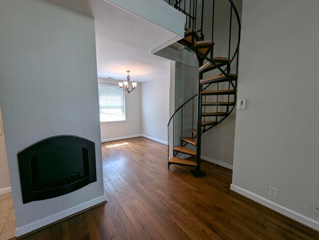 Foto del edificio - Stunning And Spacious 2-Level, 1 Bedroom, ...