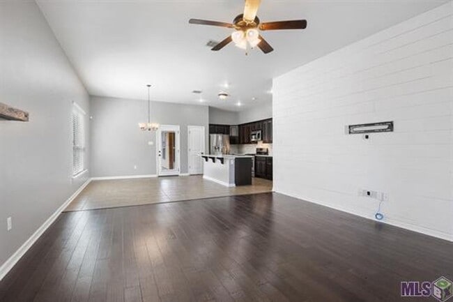 Building Photo - 3 bedroom 2 bath open floorplan in Prairie...