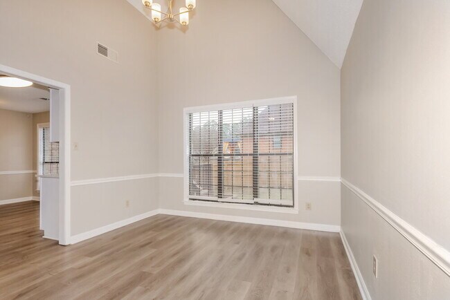 Foto del edificio - 6744 Blue Spruce Dr