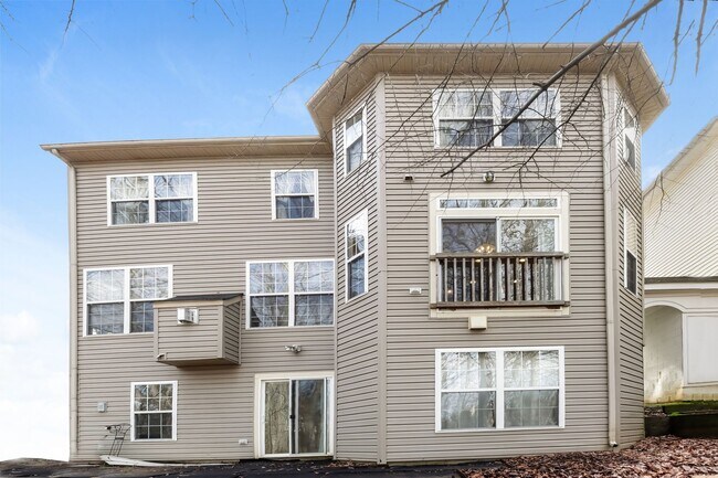 Building Photo - Large 5 bed 3.5 bath 2 car garage  home in...