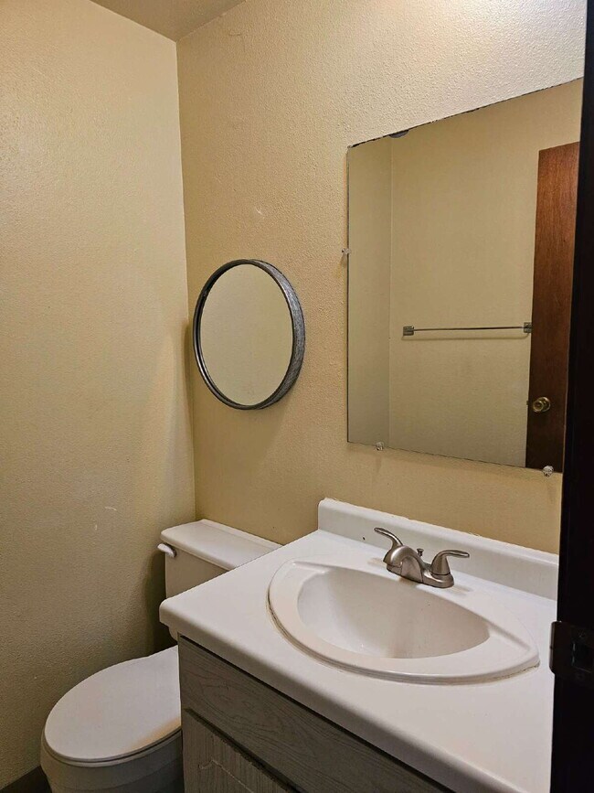 Foto del edificio - Spacious 3-Level Home with Garage & Off-St...