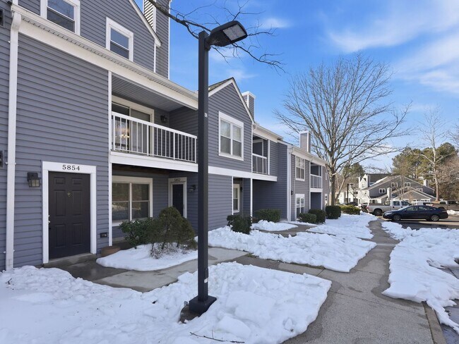 Building Photo - Perfectly situated in the highly sought-after Ponds of Centreville community!