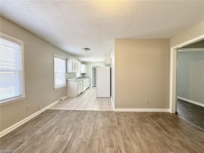 Building Photo - Well Maintained 3 Bedroom/2 Bathroom Home