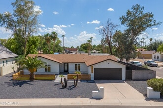 Building Photo - 9205 E Laurel Ln