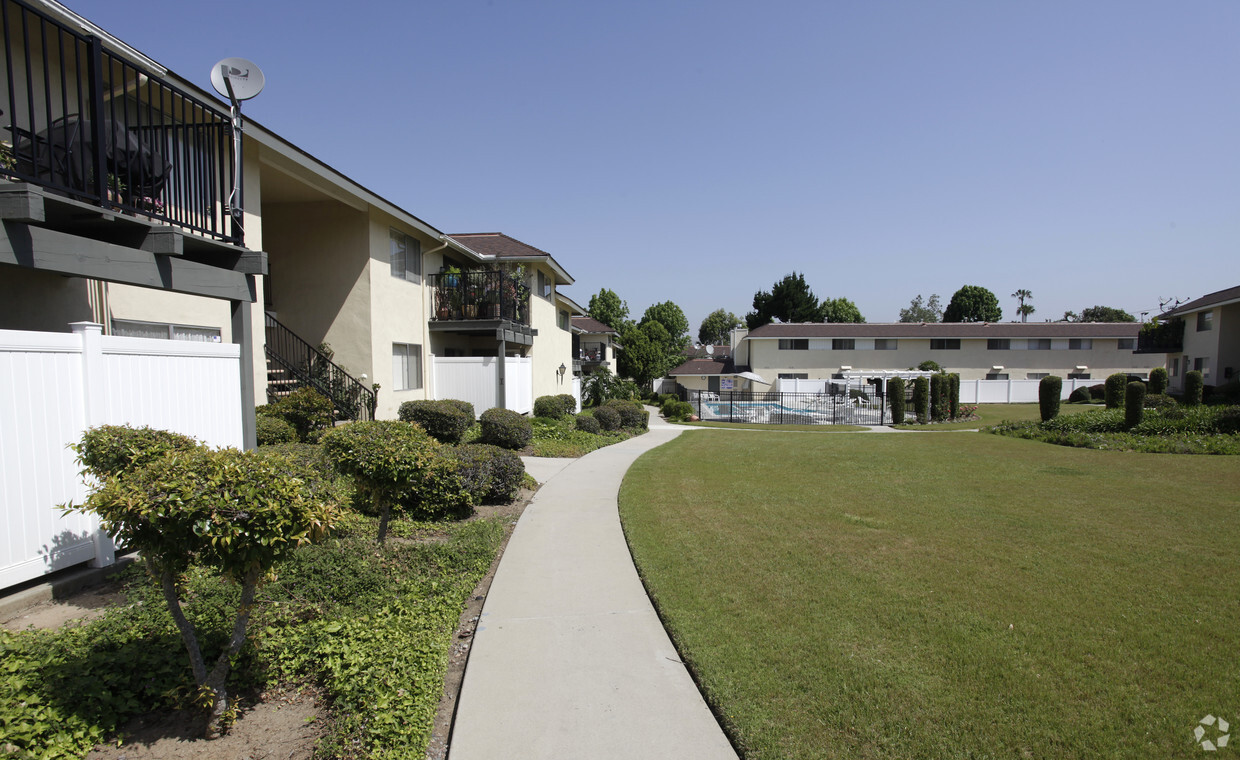 Building Photo - Rolling Hills Manor