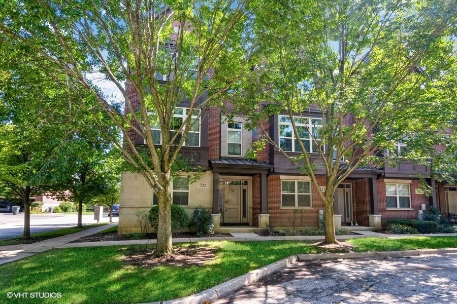 Primary Photo - 725 Summit Ln